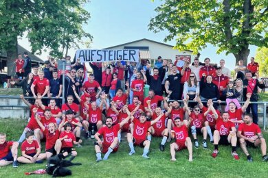 Die Anhänger des Ebersbrunner SV hatten das Plakat schon vorbereitet und auch die Aufstiegsshirts lagen am Sonntag bereit. Am Ende schaffte die Mannschaft den erstmaligen Sprung in die Westsachsenliga. 