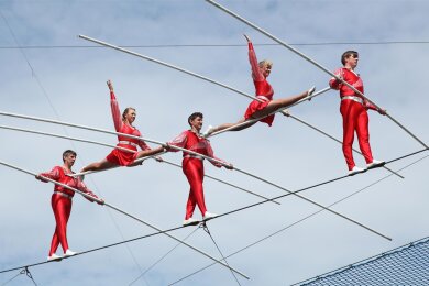 Ausgezeichnet beim Zirkusfestival in Monte Carlo: Ein Höhepunkt der Show, die in Mülsen zu erleben sein wird, ist die Fünf-Personen-Pyramide, die die Geschwister Weisheit nach eigenen Angaben als einziges Hochseilensemble der Welt unter freiem Himmel präsentieren.