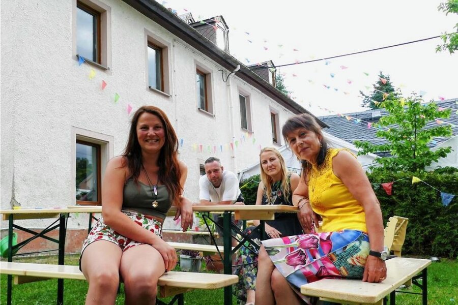 750-Jahr-Feier macht Gelenau zu einer langen Partymeile - Marlen Scheithauer, ihr Freund Christian Dietz, Schwester Carmen und Mutter Beate (von links) haben auch das Außengelände der ehemaligen Bäckerei schick hergerichtet.