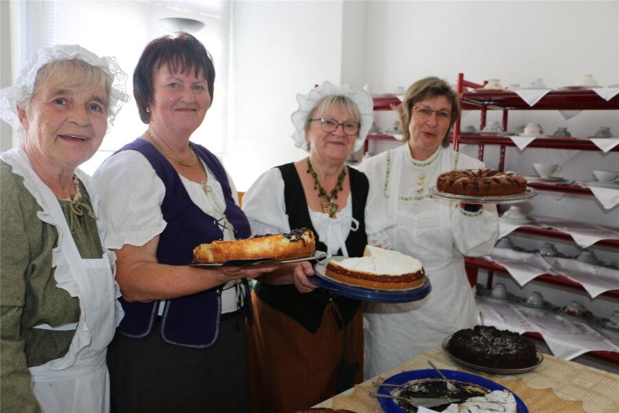 750 Jahre Mühltroff - 800 Jahre Rodau: Zwei Orte feiern um die Wette - Hatten viel zu tun beim Tortenverkauf: Monika Rauh, Kirsten Witt, Karin Lenk und Jutta Voit.