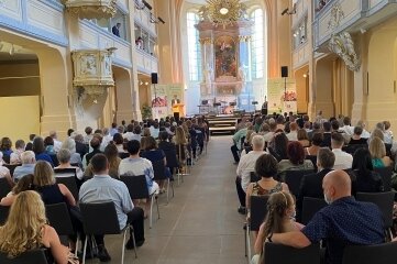 76 Schüler erhalten Jugendweihe - Bei den beiden Jugendweihe-Veranstaltungen am Samstag in der Nikolaikirche hat OB Sven Krüger die Rede gehalten.