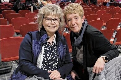 Da waren sie noch gut drauf: Romy Brünnel (links) mit Schwägerin Jana Schönherr vor Beginn des Konzerts der Kelly Family in der Messehalle. Leider konnten sie von ihren Plätzen aus nichts sehen. 