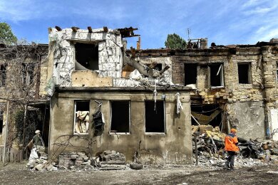 Ein Wohnhaus wurde bei einem nächtlichen russischen Drohnenangriff beschädigt. Die USA haben Hilfen für die von Russland angegriffene Ukraine gebilligt.