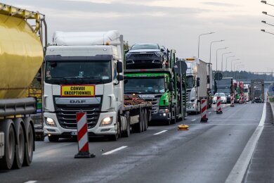 Lkw stauen sich an der Autobahn A15, an der Grenze zwischen Polen und Deutschland.