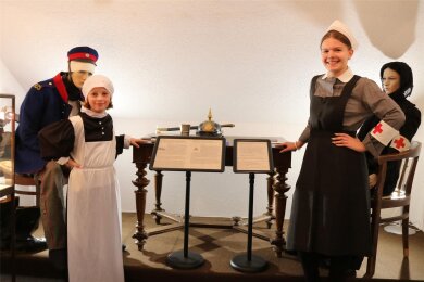 Amelie Bauske (l.) und Hannah Ullmann sind zur Eröffnung der neuen Sonderausstellung im Rot-Kreuz-Museum in historische Schwestern-Trachten geschlüpft. Amelie engagiert sich sonst bei der Wasserwacht, Hannah als Schulsanitäterin.