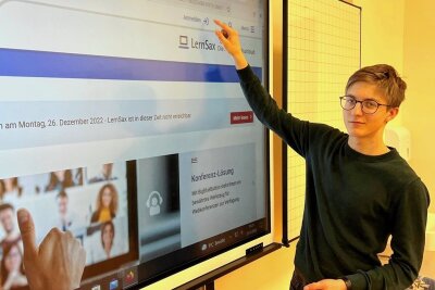 Kreidetafel war gestern: Paul Görner, der die 12. Klasse des Julius-Motteler-Gymnasiums besucht, kann professionell die digitalen Tafeln bedienen. Berufsziel des Glauchauers: Maschinenbauingenieur.
