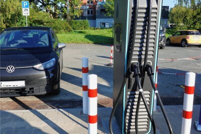 Ganz schön schwer sind die Stecker mit Gleichstromkontakten, wie sie nun an der Schnellladesäule am Zwickauer Ubineum zu finden sind. 