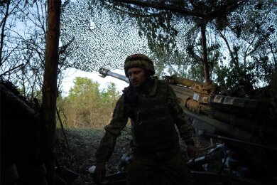 Ein Soldat einer Artilleriebrigade der ukrainischen Streitkräfte bereitet sich an der Donezk-Front darauf vor, eine Haubitze M777 auf russische Stellungen abzufeuern.