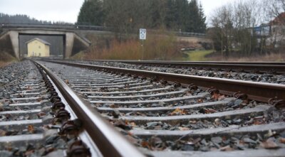 Lange auf der Agenda, aber nach wie vor ohne konkreten Umsetzungstermin: Die Elektrifizierung der Bahnstrecke Plauen-Eger. 