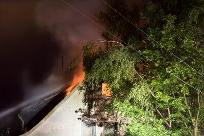 77-Jähriger bei Dachstuhlbrand in Glauchau verletzt - Der Dachstuhl des Hauses an der Dietrich-Bonhoeffer-Straße brannte in der Nacht zu Dienstag völlig nieder.