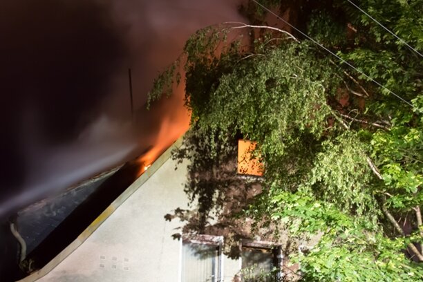 77-Jähriger bei Dachstuhlbrand in Glauchau verletzt - Der Dachstuhl des Hauses an der Dietrich-Bonhoeffer-Straße brannte in der Nacht zu Dienstag völlig nieder.