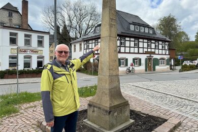 In Chemnitz ist keine Postsäule mehr vorhanden, was Rolf Schmalfuß bedauert. In der Nähe von seinem Wohnort Klaffenbach steht eine Säule in Burkhardtsdorf – eine sehr gut restaurierte Ganzmeilensäule.