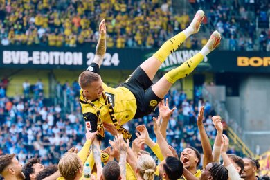 Dortmunds Marco Reus wird nach dem Spiel von seinen Mitspielern gefeiert.