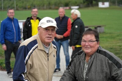 Werner Stephan und Heidemarie Erler, beide mit Gehhilfen unterwegs, freuen sich über Barrierefreiheit auf dem Fußballplatz. Im Hintergrund (v. l.): Heiko Blochwitz, Andreas Mehnert, Andreas Wagner und Mike Leye.