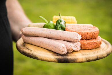 Ob die veganen Grillwürstchen fürs BBQ tauglich sind, wollte die Zeitschrift "Öko-Test" wissen und unterzog 19 Produkte einem Labor- und Geschmackstest.