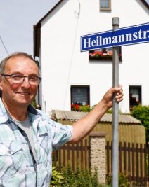Hans-Dieter Heilmann vor seinem Haus in Grumbach. 