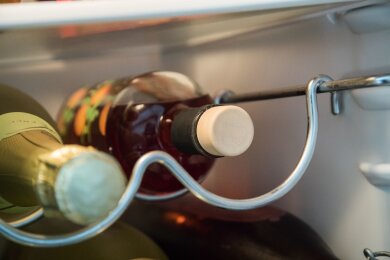 Damit Farbe und Aroma des Arancello-Likörs nicht an Qualität verlieren, sollte die Flasche dunkel, kühl und fest verschlossen aufbewahrt werden - gern auch für den nächsten Spritz gleich neben dem Sekt im Kühlschrank.