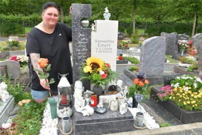 Madeleine Einert am Grab ihrer Tochter Samantha auf dem Zentralfriedhof am Fuchsmühlenweg in Freiberg. Sammy wurde nur 18 Jahre alt.