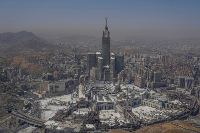 Großer Andrang in den Morgenstunden: Muslimische Pilger ziehen um die Kaaba, ein Gebäude in Würfelform der Großen Moschee in Mekka. Dort findet die jährliche Hadsch-Pilgerfahrt statt. Wegen Temperaturen von mehr als 40 Grad empfehlen die saudi-arabischen Behörden die Mittagshitze zu meiden.
