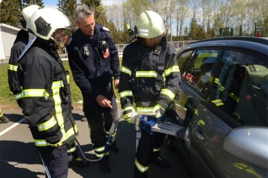 Zum Trainingswochenende der Auerbacher Feuerwehren im Waldpark Grünheide gehörte es auch, Autotüren mit einem Rettungsspreizer zu öffnen, damit Verletzte geborgen werden können.