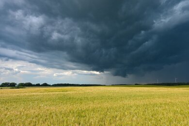 Eine Gewitterzelle mit dunklen Wolken zieht über die Landschaft im Landkreis Märkisch-Oderland in Ostbrandenburg.