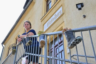 Tamara Balzer vor der Kita Wichtelburg im Lichtenauer Ortsteil Garnsdorf. Sie wünscht sich eine längere Öffnungszeit, weil sie die Abholung kaum bis 16.30 Uhr schafft.