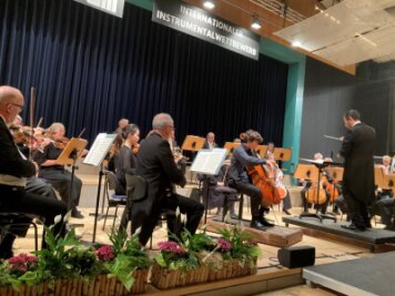 Die Clara-Schumann-Philharmoniker Plauen-Zwickau unter Generalmusikdirektor Leo Siberski begleiten den Sieger des 58. Internationalen Instrumentalwettbewerb im Fach Violoncello, Vilem Vlcek (Tschechien), bei Haydns Konzert Nr. 2 D-Dur.