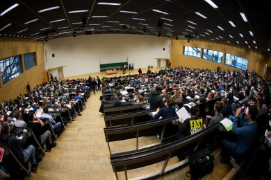 Studierende sitzen am Tag der offenen Hochschultür in einem Hörsaal.