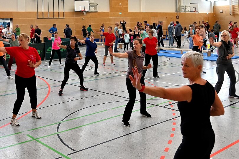 Turn-Abteilungsleiterin Birgit Schiemann (v. r.) lud beim Vereinsgeburtstag zur Aerobic-Einheit ein. Bei der Feierstunde fand sie viele lobende Worte für die Vorsitzende Karin Lohfink, die geehrt wurde.