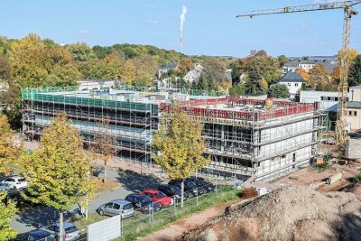 Der Rohbau des neuen Gebäudes für die Ausbildung im Straßen- und Tiefbau in Chemnitz steht. Im Inneren links im Gebäude werden die Lehrlinge dann auf einer riesigen Sandfläche üben können.