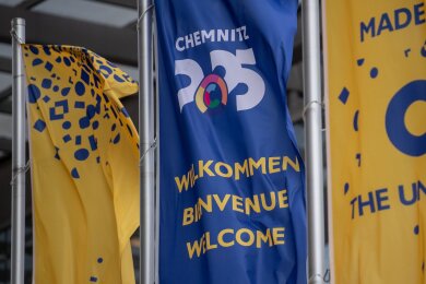 Flaggen mit dem Logo „Chemnitz 2025“ wehen vor dem Neuen Rathaus.
