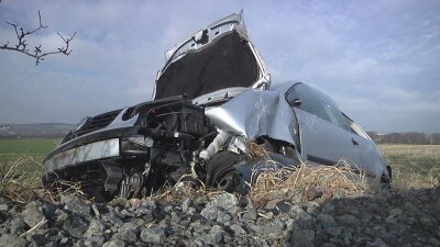 Auf einem Feld blieb der zerstörte VW liegen. die Fahrerin wurde verletzt.
