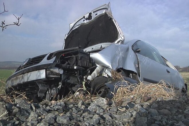 Auf einem Feld blieb der zerstörte VW liegen. die Fahrerin wurde verletzt.