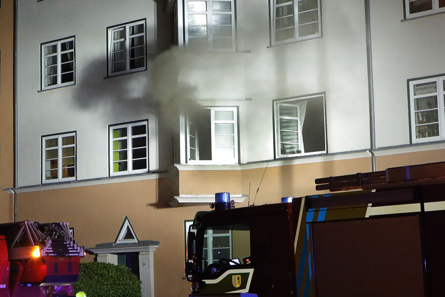 79-Jährige stirbt nach Wohnungsbrand auf dem Kaßberg - Bei einem Wohnungsbrand an der Walter-Oertel-Straße sind in der Nacht zu Samstag zwei Personen schwer verletzt worden. Die Frau erlag in der Nacht zu Sonntag im Krankenhaus ihren schweren Verletzungen.