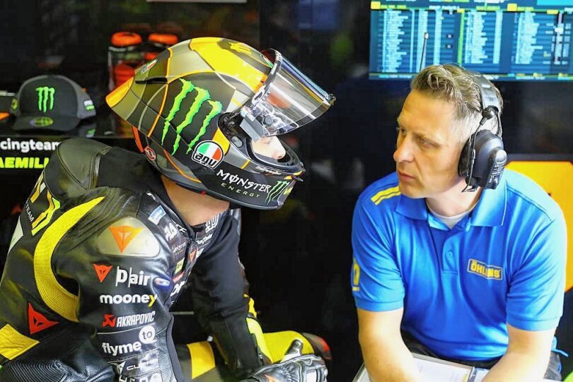 Abstimmungsgespräch: Fahrwerkstechniker Rico Stoll betreut unter anderem das Team Mooney-VR-46-Racing mit Luca Marini. Der Pilot ist der Halbbruder der Ex-Rennfahrer-Legende Valentino Rossi.