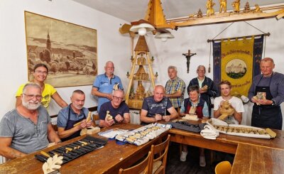 Mitglieder des Zschopauer Weihnachtsbauvereins bei ihren wöchentlichen Schnitzstunden. 