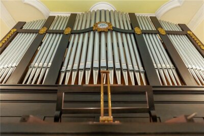Über 1172 Pfeifen, zwei Manuale und 18 Register verfügt die überholte Pneumatische Orgel.