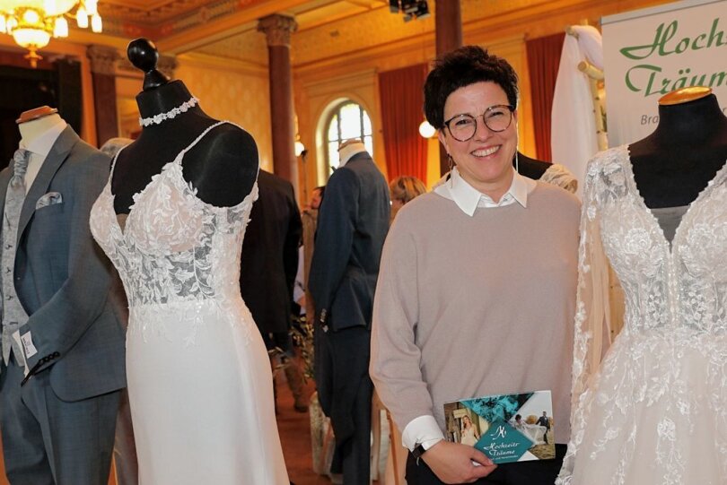 Nicole Nitschke von den Zwickauer Hochzeits-Träumen empfiehlt, sich Zeit für die Anprobe verschiedener Kleider zu nehmen. 