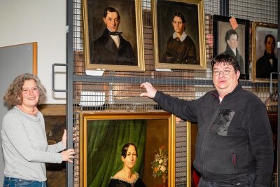 Sibylle Karsch (l.) und Michael Kreskowsk öffnen zur Museumsnacht das Depot des Stadtmuseums.