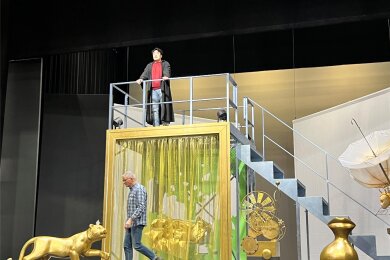 Während der Tenor Wonojong Lee oben auf der Bühne singend die Leiden des Wüstlings darstellt, überprüften der Operndirektor und der Regisseur Horst Kupich unten die Dekoration.