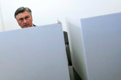 Der amtierende kroatische Ministerpräsident Andrej Plenkovic während seiner Stimmabgab in einem Wahllokal in Zagreb.