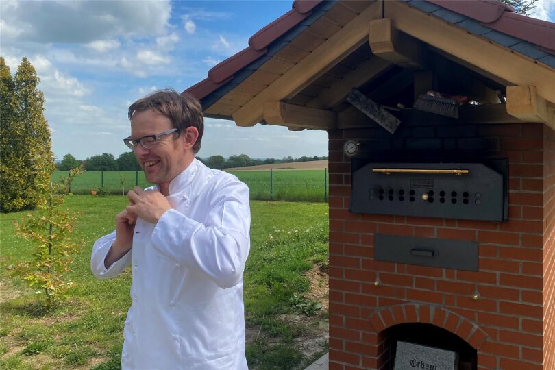 Hinter seinem Wohnhaus, in dem sich seine Bäckerei befindet, hat Stefan Richter erst in diesem Jahr einen neuen Ofen bauen lassen.