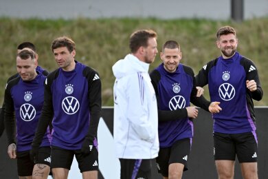 Bundestrainer Julian Nagelsmann (M.) bereitet die Nationalmannschaft in Thüringen auf die EM vor.