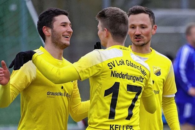 8:1 - Lok ballert sich ins Kreispokal-Halbfinale - Philipp Keller vom SV Lok Glauchau-Niederlungwitz (Nr. 17) erzielte gegen Wilkau-Haßlau drei Treffer. 