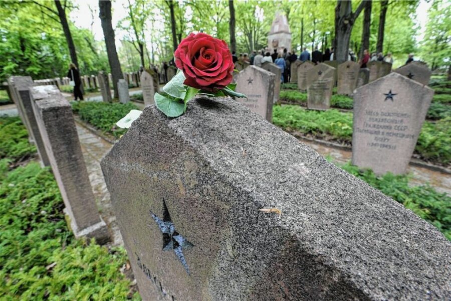 8. Mai: Das steht in Chemnitz zum Gedenktag auf dem Programm - Kranzniederlegungen am 8. Mai auf dem Friedhof am Richterweg, dem sowjetischen Friedhof, haben in Chemnitz Tradition. 