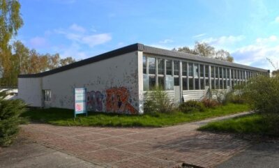 80.000 Euro-Gebot für marode Schwimmhalle - Vor drei Jahren geschlossen, ist die Schwimmhalle Flurstraße jetzt versteigert worden.