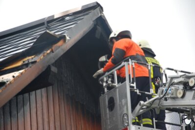 80.000 Euro Schaden bei Hausbrand in Klingenthal - Bei dem Brand in einem Haus in Klingenthal sind am Montag 80.000 Euro Schaden entstanden.