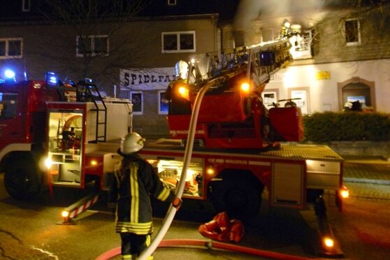 80-Jährige stirbt bei Wohnungsbrand in Schneeberg - Eine 80-Jährige starb in der Nacht zum Samstag beim Brand ihrer Wohnung in Schneeberg.