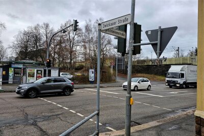 80-Jährige von Auto angefahren: Polizei sucht Zeugen nach Fahrerflucht in Chemnitz - Beim Überqueren der Jagdschänkenstraße in Chemnitz ist eine 80-jährige Frau angefahren und verletzt worden.
