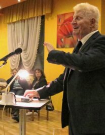 80-jähriger Peter Bause unterhält Lengenfelder Publikum spielend - Der Schauspieler Peter Bause bei seiner unterhaltsamen Lesung in Lengenfeld. Der 80-Jährige bewältigte den Abend buchstäblich spielend. 